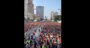 Imagem de foliões no carnaval de são Paulo.