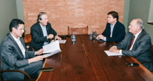 PSDB, MDB, Cidadania e União Brasil batem o martelo e terão candidato único. Representantes de partidos se reunem em uma mesa para discutir a questão.