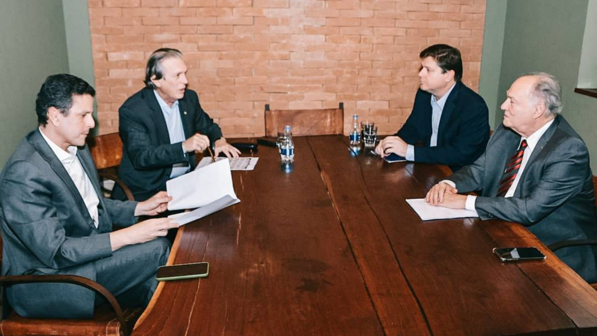 PSDB, MDB, Cidadania e União Brasil batem o martelo e terão candidato único. Representantes de partidos se reunem em uma mesa para discutir a questão.