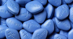 Imagem de vários comprimidos de viagra na cor azul.