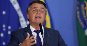 Foto de Bolsonaro com expressão exaltada falando ao microfone.