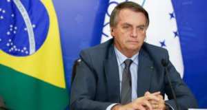 Foto de Bolsonaro com expressão triste e pensativa.