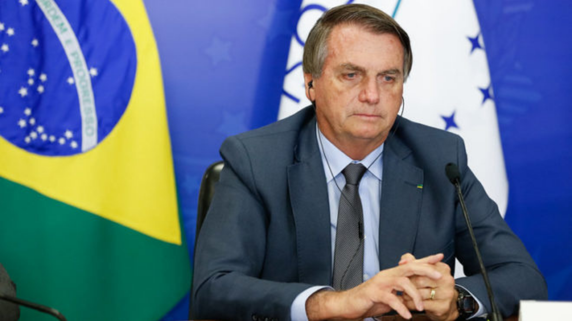 Foto de Bolsonaro com expressão triste e pensativa.