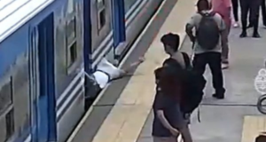 Foto da jovem no momento em que caiu em um metrô da cidade de Buenos Aires.