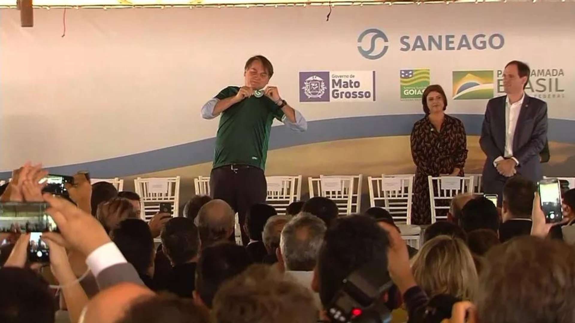 Foto de Bolsonaro com camisa do time do Goiás sorrindo para o público