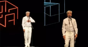 ‘Sem dúvida’, diz Caetano Veloso sobre ‘Fora Bolsonaro’ durante show. O cantor usa uma roupa completamente branca e canta em um microfone em pé.