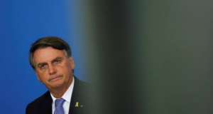 Foto de Bolsonaro com expressão de preocupação e passando sensação de pequenez.