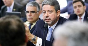 Arthur Lira tem cabelos grisalhos e barba grisalha. Ele tem olhar de preocupação e pele branca.