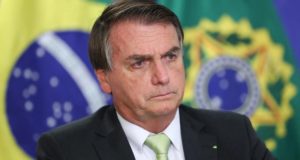 Foto de Bolsonaro com olhar pensativo e demonstrando preocupação.