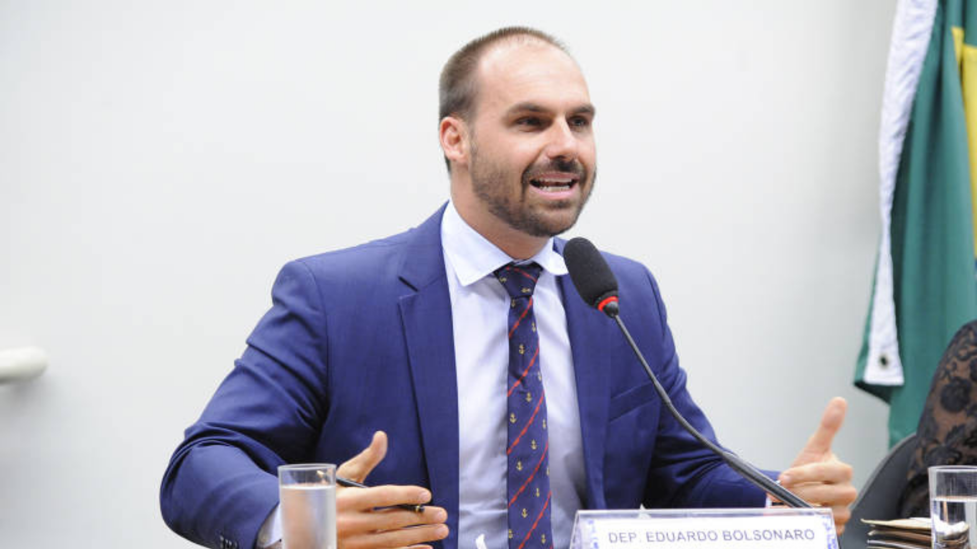 Foto de Eduardo Bolsonaro com expressão de indignado no plenário da Câmara.