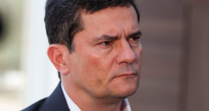 Foto de Sergio Moro com olhar desconcertado.
