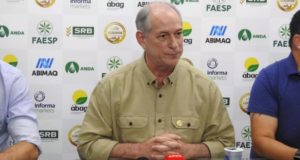 Ciro Gomes aparece sério, usando camisa na cor marrom, enquanto concede entrevista à imprensa.
