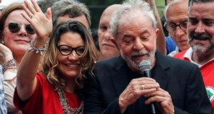 Citações a mulheres nos discursos de Lula são obra de Janja. Foto de Janja sorrindo ao lado de Lula.