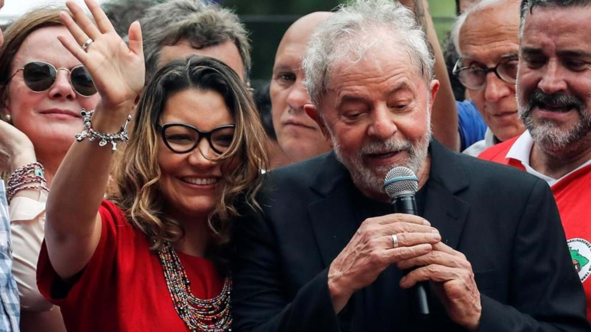 Citações a mulheres nos discursos de Lula são obra de Janja. Foto de Janja sorrindo ao lado de Lula. 
