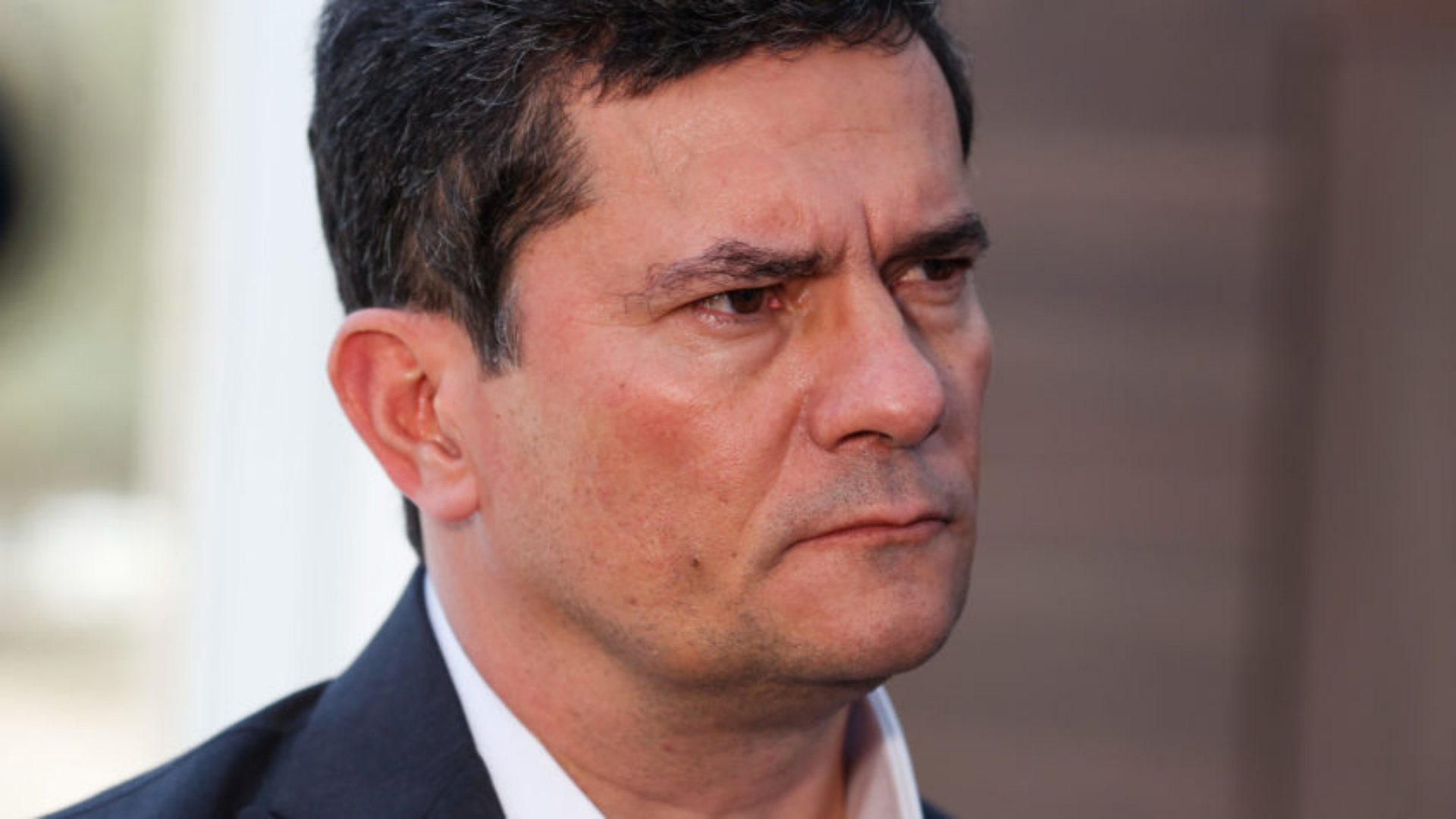 Cantanhêde desiste de Moro: “Tá difícil acompanhar”. Foto de Sergio Moro com lhar desconcertado. 