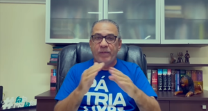 Foto de Silas Malafaia com expressão de exaltção e mãos levantadas na altura do peito.