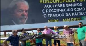 Foto de outdoor ccontrário a Lula ao lado de uma estrada.