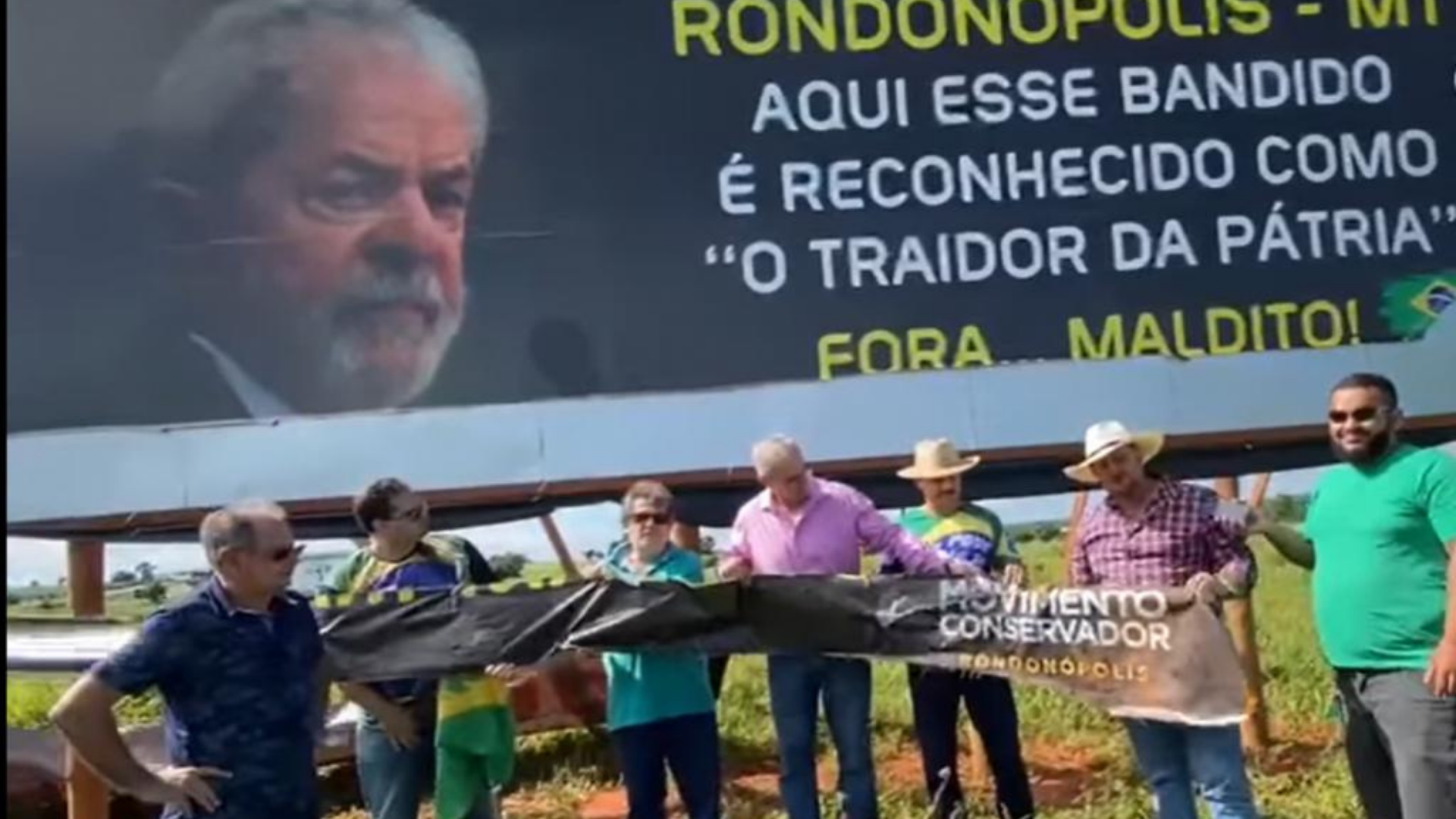 Foto de outdoor ccontrário a Lula ao lado de uma estrada.