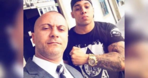 Foto de Sandro junto com Gabriel Monteiro, os dois tem olhar sério e imponente no momento em que posam para uma selfie.