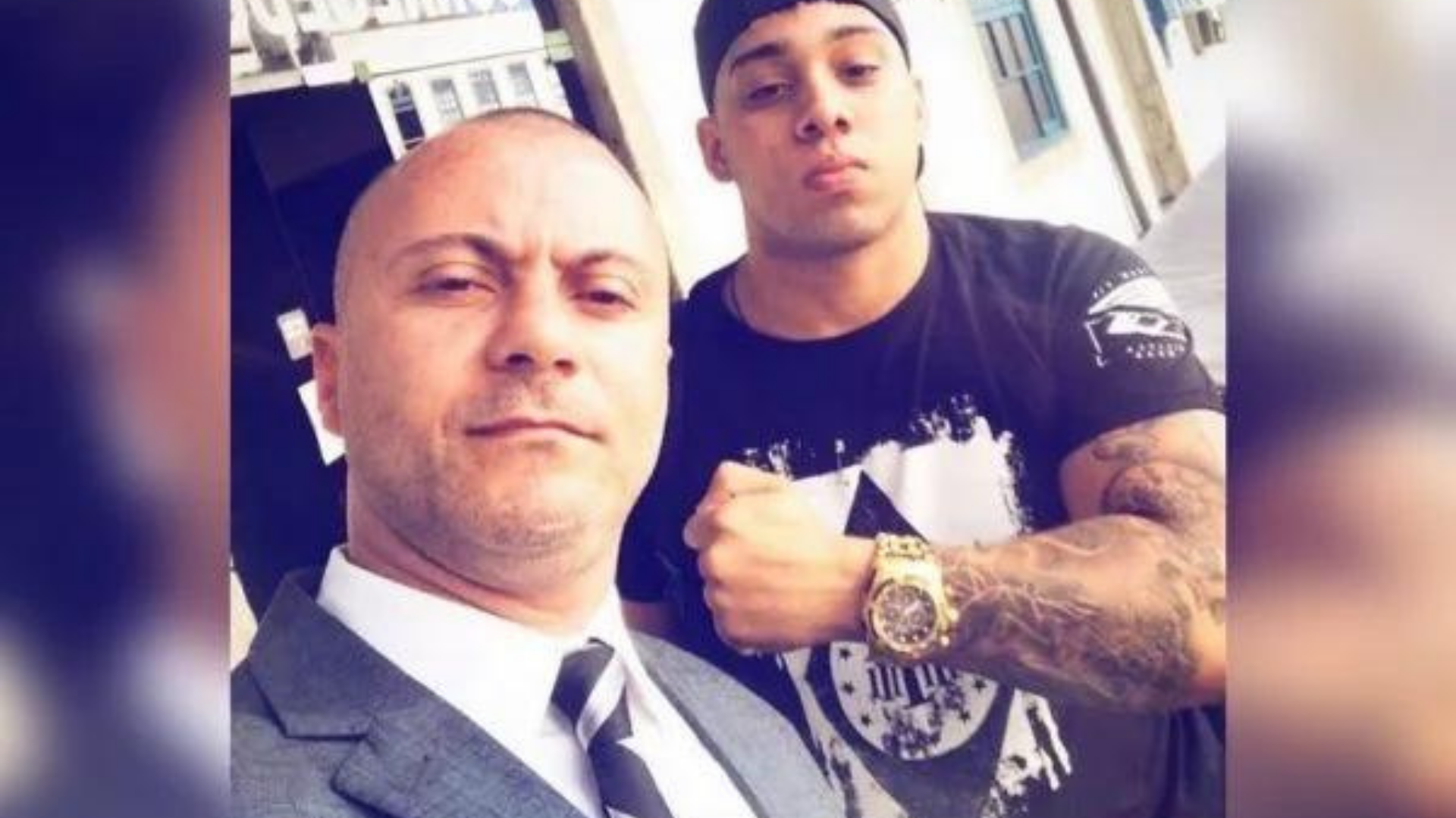 Foto de Sandro junto com Gabriel Monteiro, os dois tem olhar sério e imponente no momento em que posam para uma selfie.