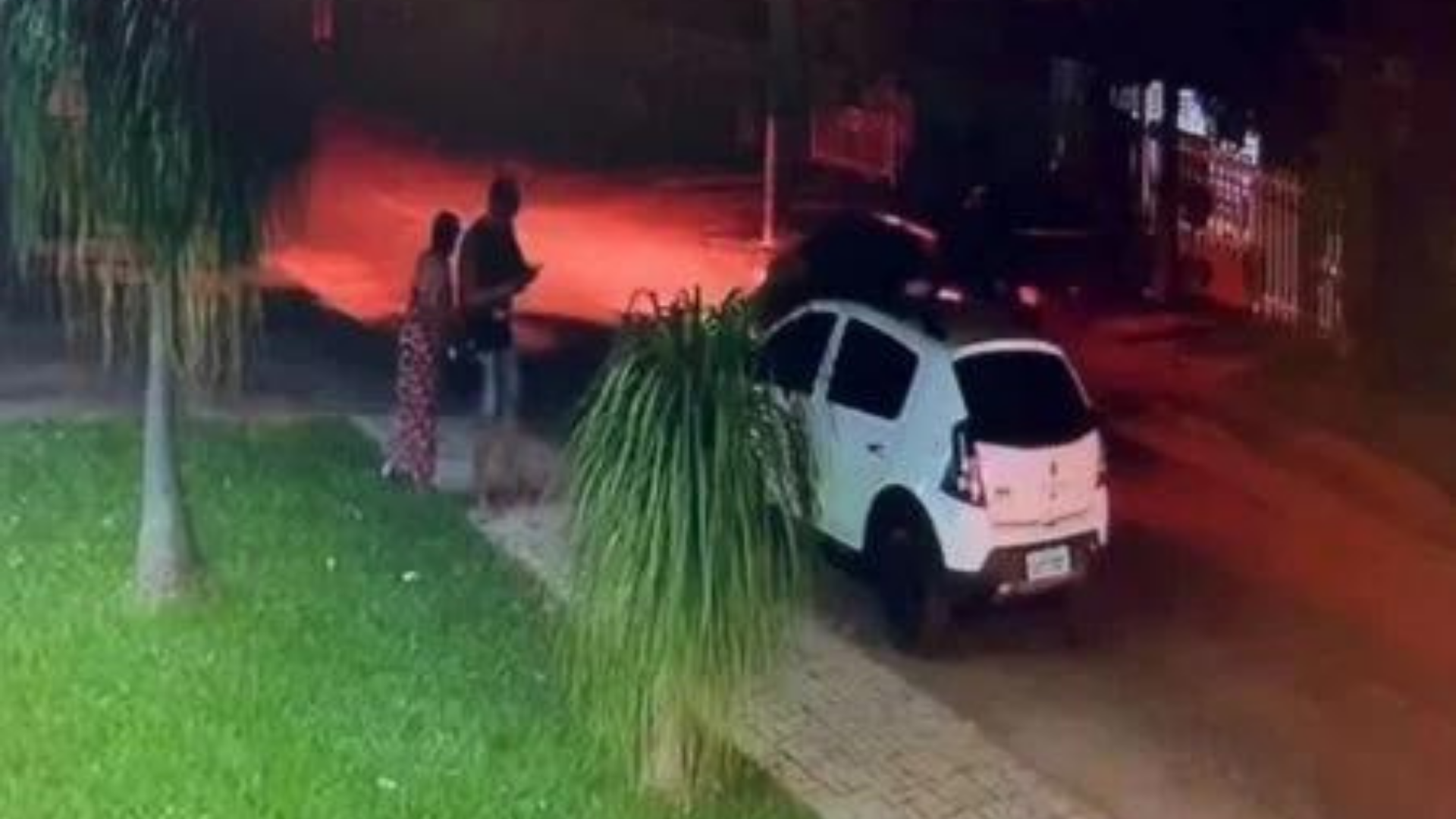Foto da mulher entrando em um carro branco.