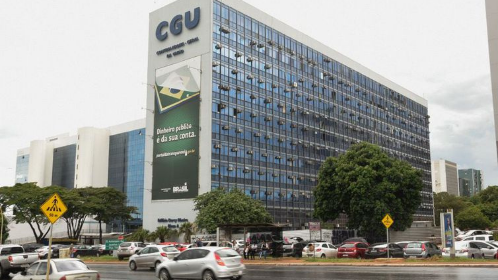 Foto da fachada da CGU que investigou militares. Um prédio com arquitetura moderna e letreiro com cor azul.