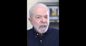 Foto de Lula com barba e cabelos brancos, olhar sério e firme.