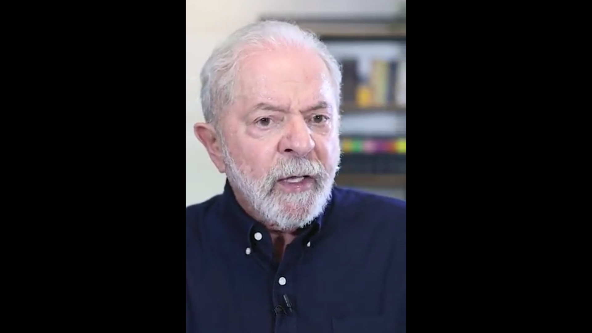 Foto de Lula com barba e cabelos brancos, olhar sério e firme.
