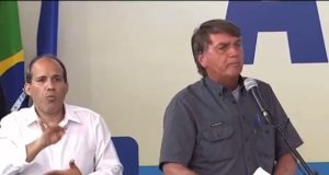 Bolsonaro aparece falando em um microfonedurante o evento.