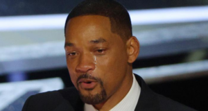 Will Smith toma decisão e não fará mais parte da Academia do Oscar. Foto do comediante chorando no Oscar e com expressão deprimida.