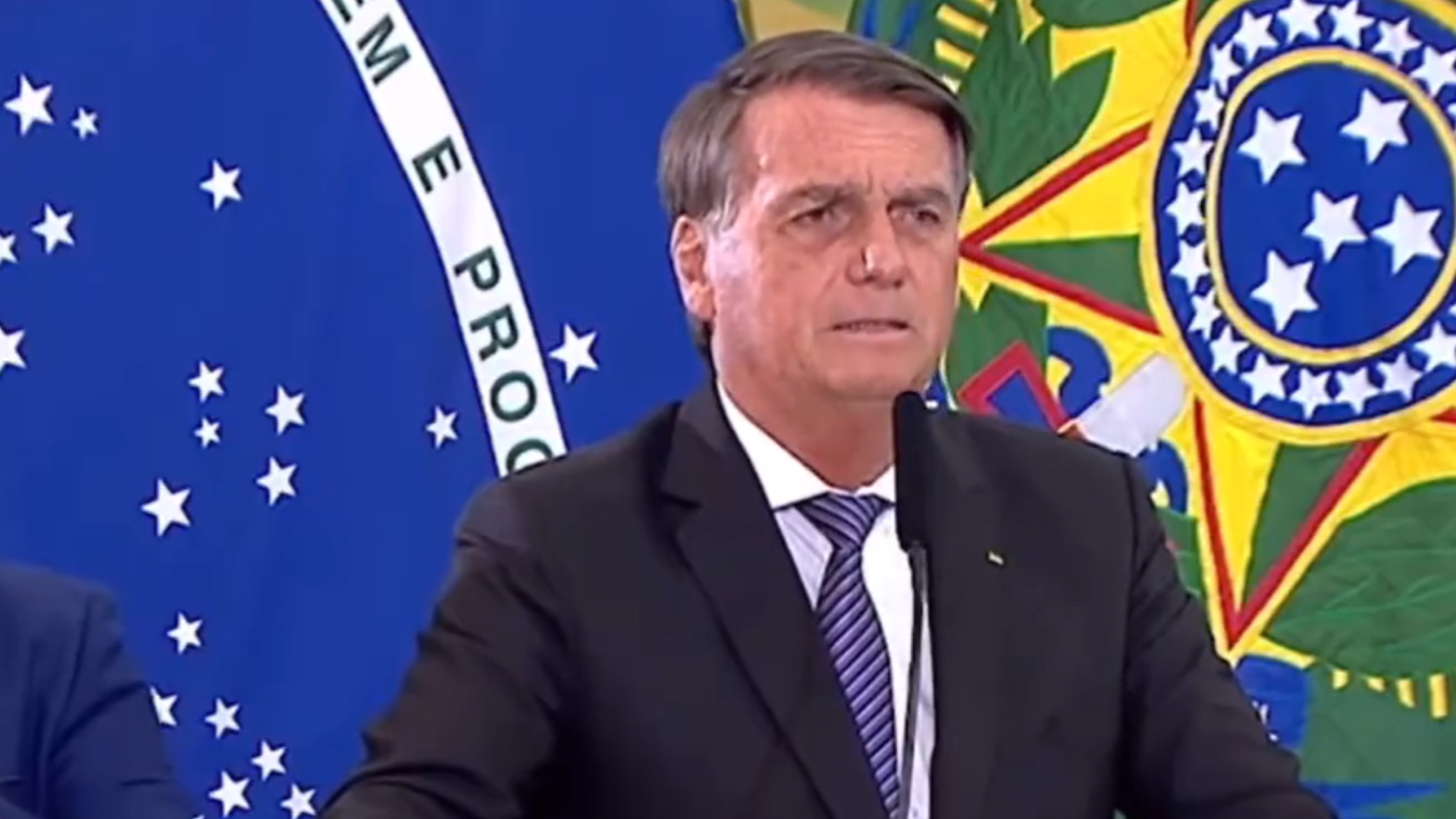 Bolsonaro diz que tem "a consciência tranquila" sobre corrupção. Foto de Bolsonaro falando em um púlpito durante o evento. 