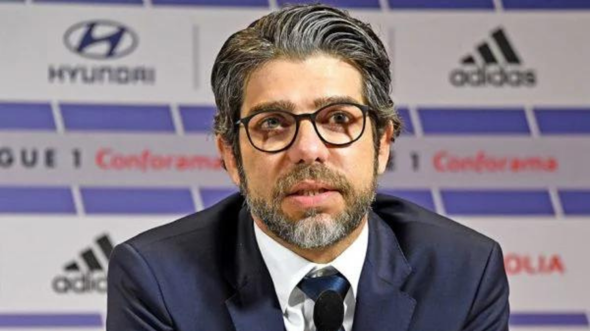 Juninho Pernambucano sobre Sergio Moro: "Como deixaram o pequeno juiz impune?". Foto de Juninho pernambuco usando óculos de grau, cabelo grisalho e expressão séria.
