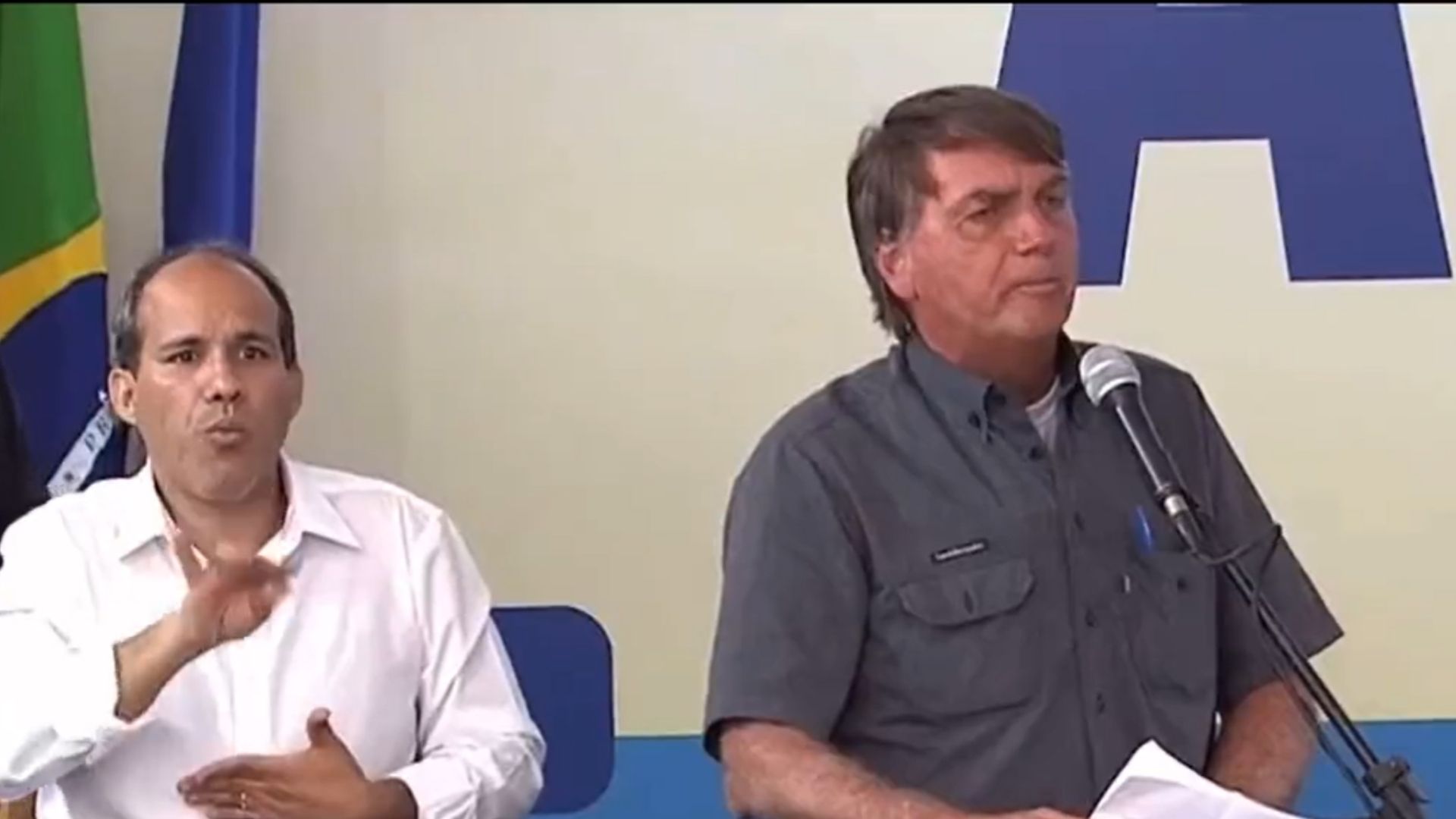 Bolsonaro aparece falando em um microfonedurante o evento. 