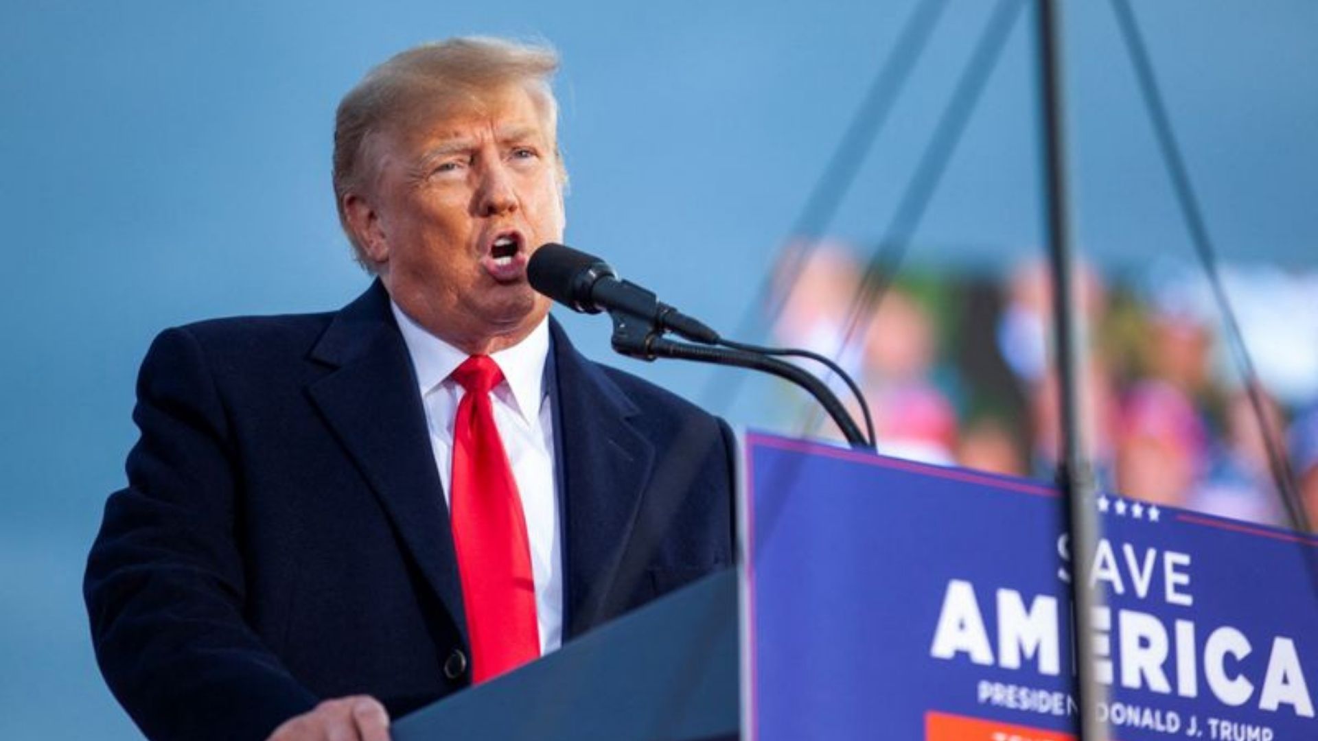 Foto de Donald Trump falando em um palanque republicano.