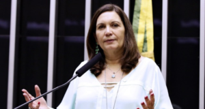 foto de Bia Kicis em um púlpito na Câmara Federal com expressão séria.