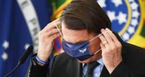 Presidente Bolsonaro com uma máscara de proteção cobrindo os olhos.