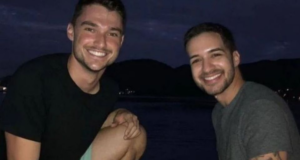 Fotos de Lucas Machado e Gabriel Luiz sorrindo para a foto em uma lancha.