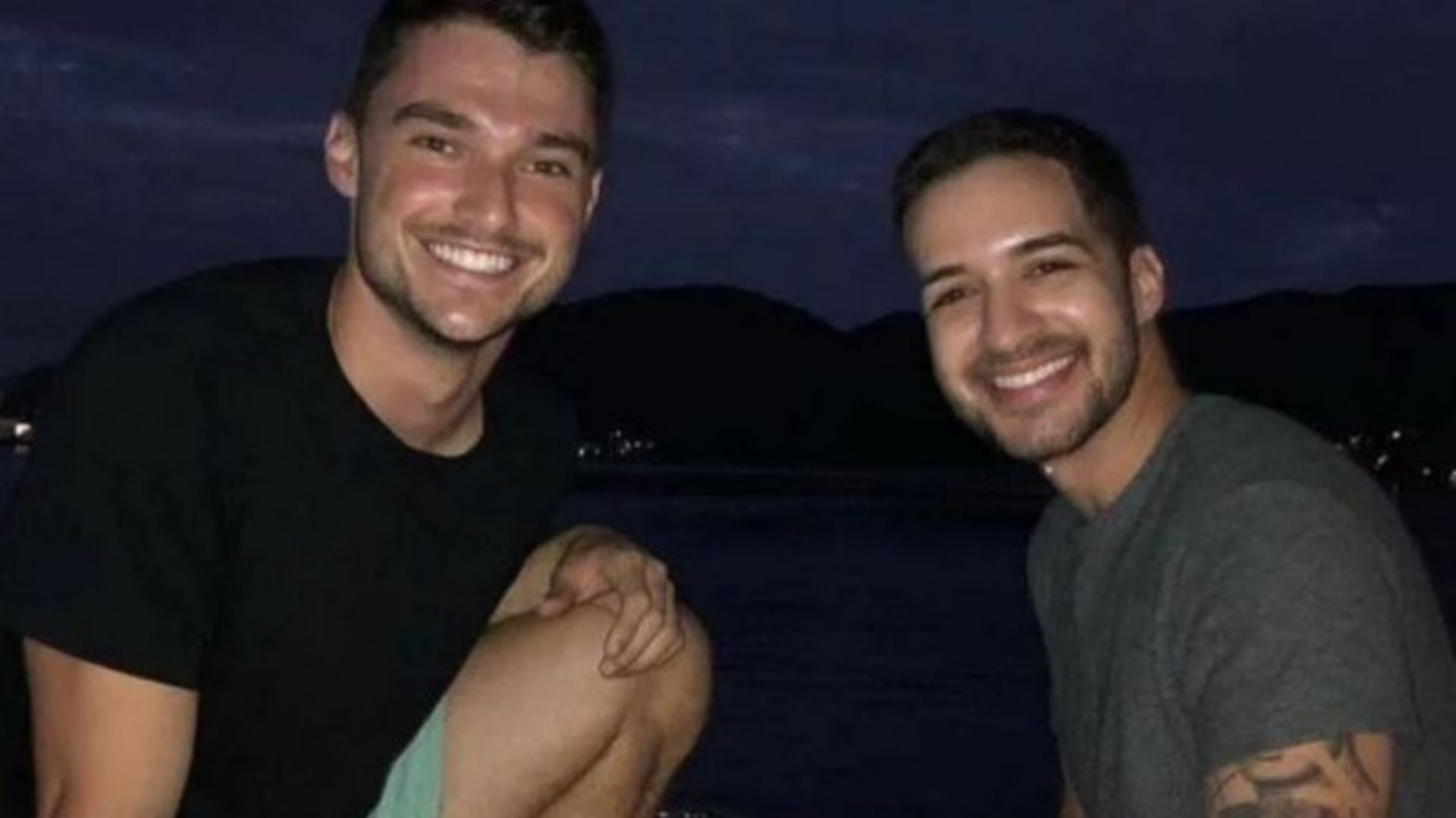 Fotos de Lucas Machado e Gabriel Luiz sorrindo para a foto em uma lancha.