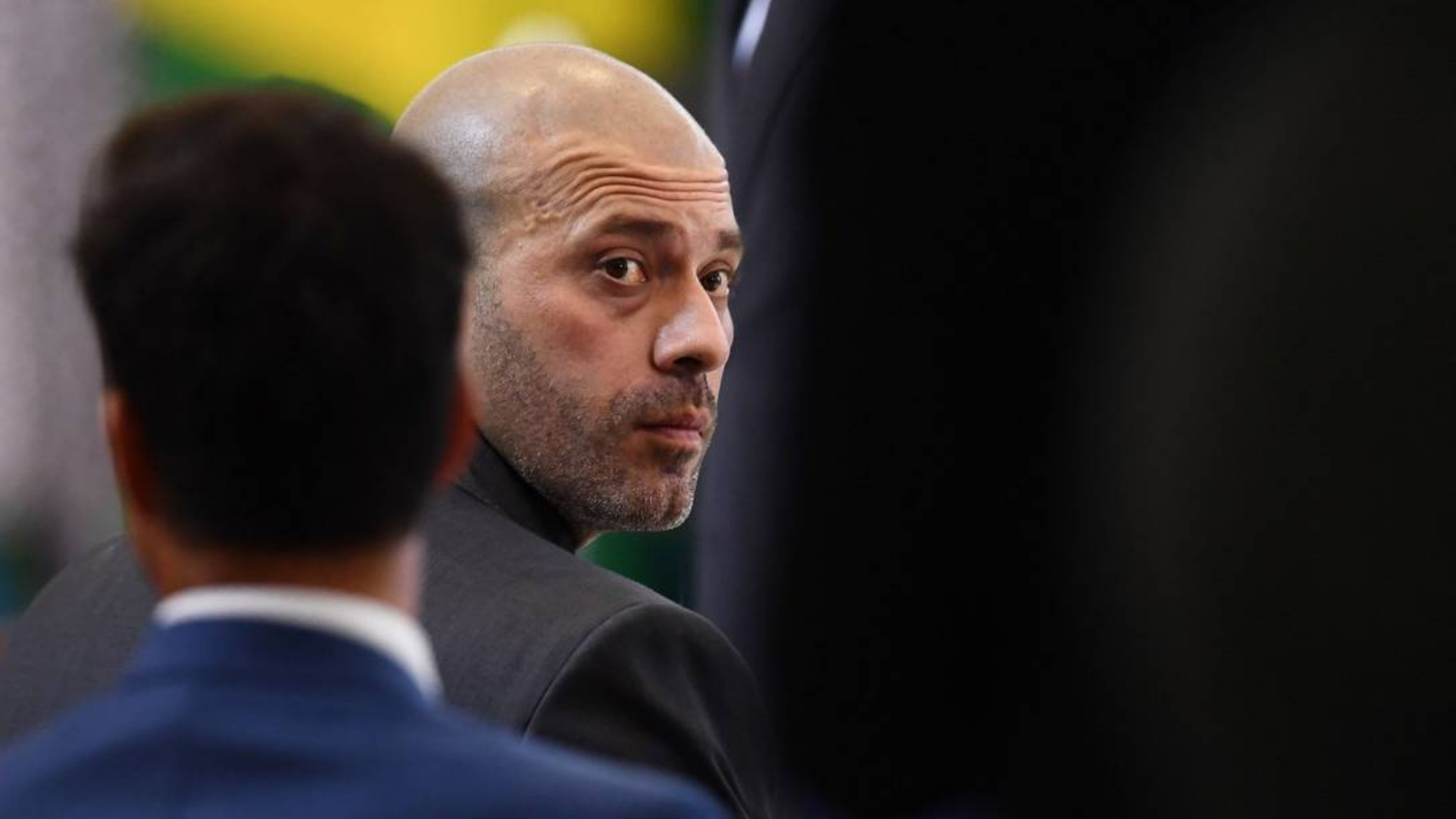 Daniel Silveira olha para trás com olhar de preocupação