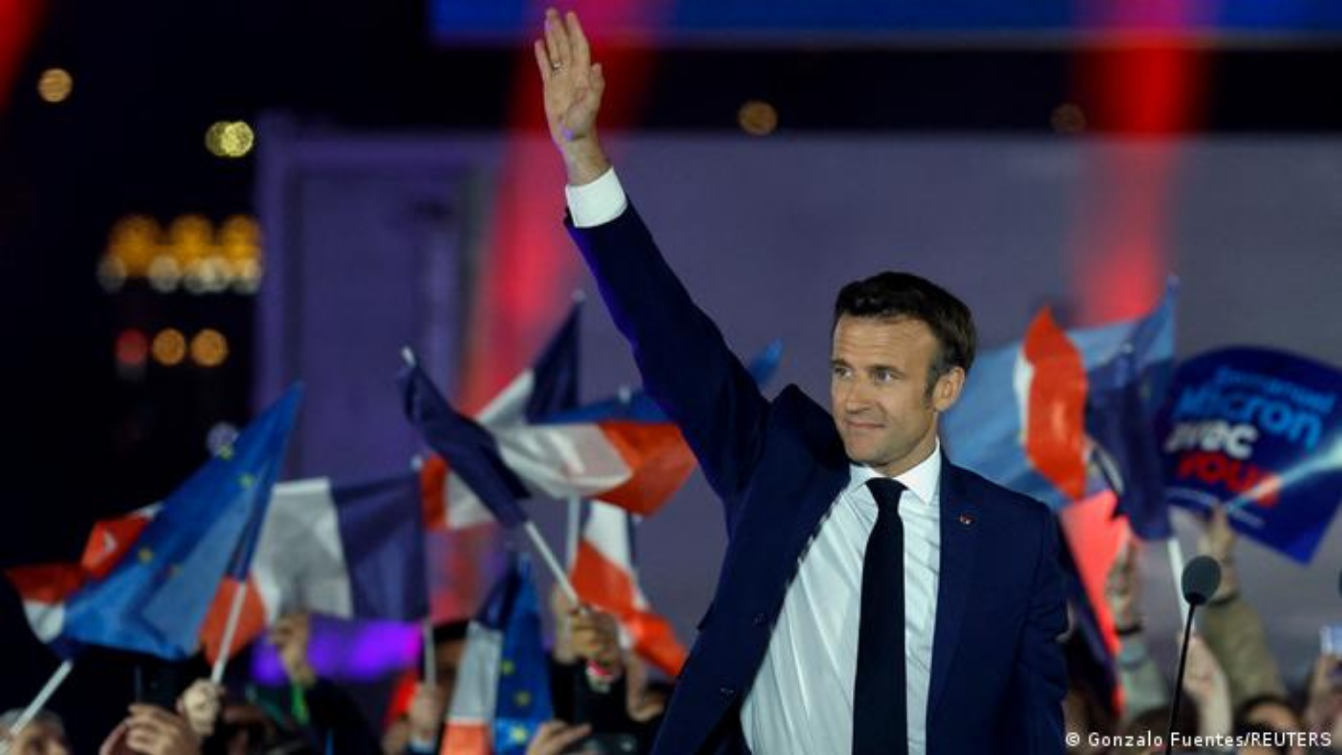 Foto de Emmanuel Macron acenando para o público enquanto comemora a vitória nas eleições.