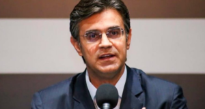 Foto de Rodrigo Garcia sem máscara utilizando óculos e cabelo castanho.