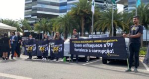 Foto de funcionários da PF com faixas e cartazes contra a decisão do presidente Bolsonaro.