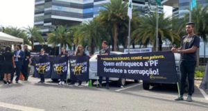 Foto de funcionários da PF com faixas e cartazes contra a decisão do presidente Bolsonaro.