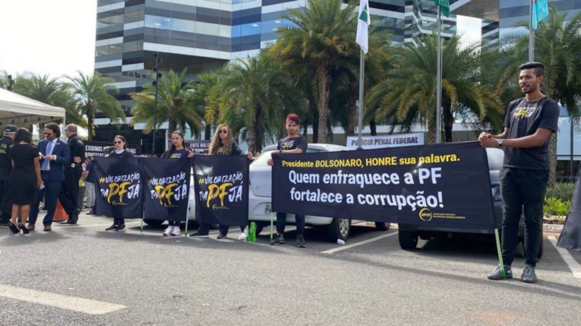 Foto de funcionários da PF com faixas e cartazes contra a decisão do presidente Bolsonaro.