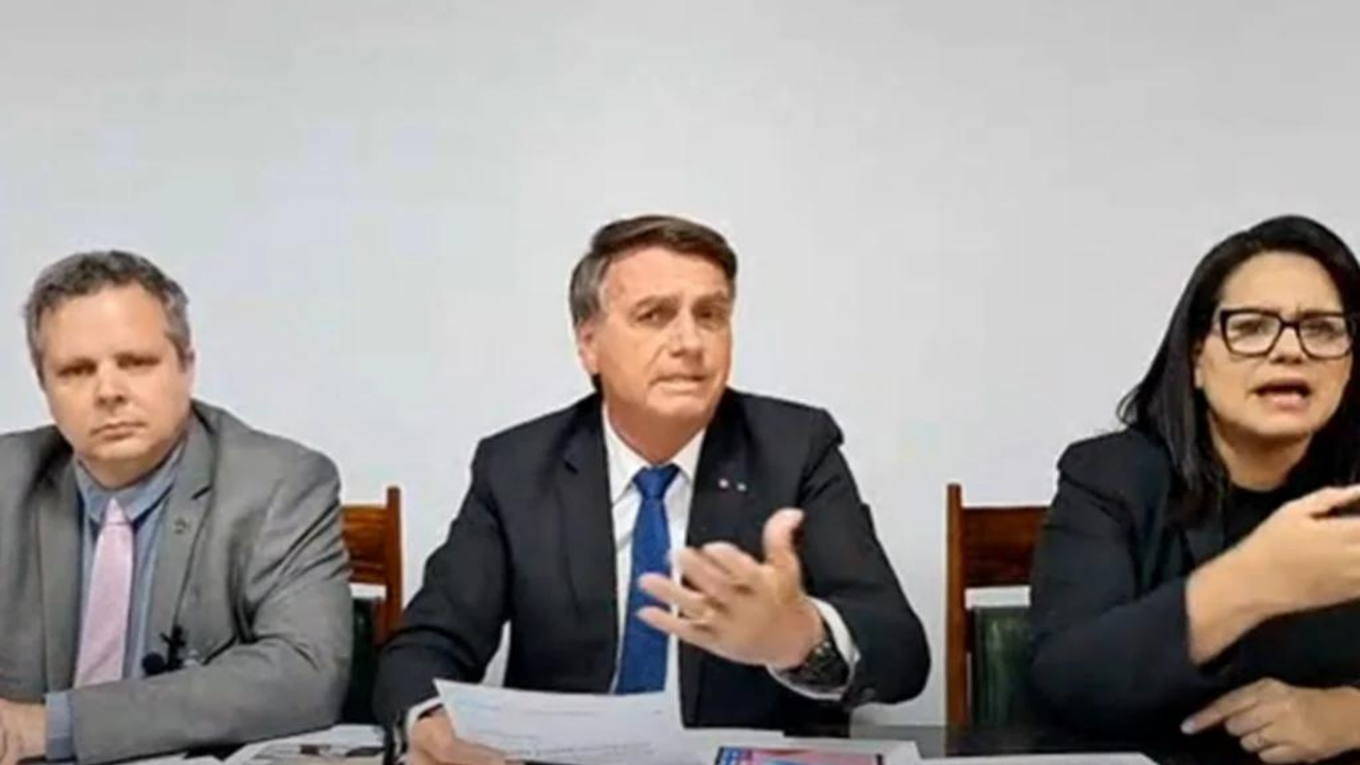 Em ato falho, Bolsonaro diz que não tinha “motivo para matar Marielle Franco”. Foto de Bolsonaro durante a live semanal no YouTube