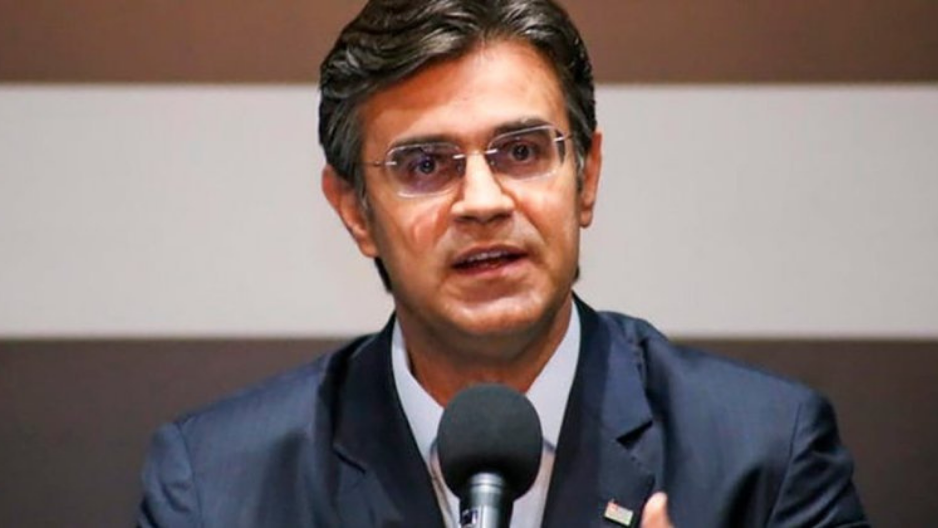 Em 1° dia de governo, rodrigo Garcia recebe 25 pastores para oração. Foto de Rodrigo Garcia sem máscaram utilizando óculos e cabelo castanho.