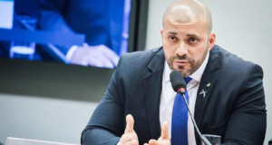 foto de Daniel Silveira com expressão séria no plenário da Câmara.