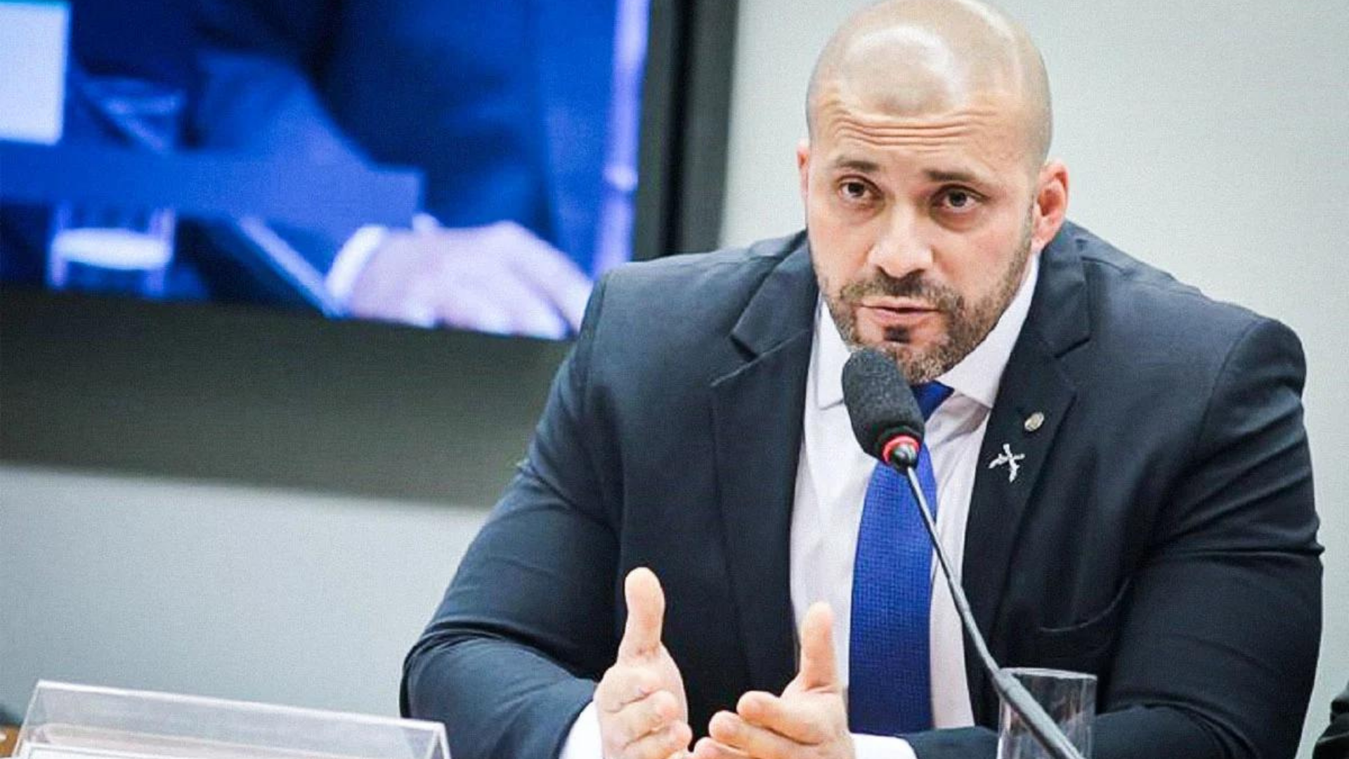foto de Daniel Silveira com expressão séria no plenário da Câmara.