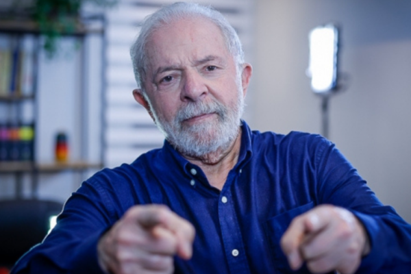 Foto de Lula com os dois pulsos firmes para a frente