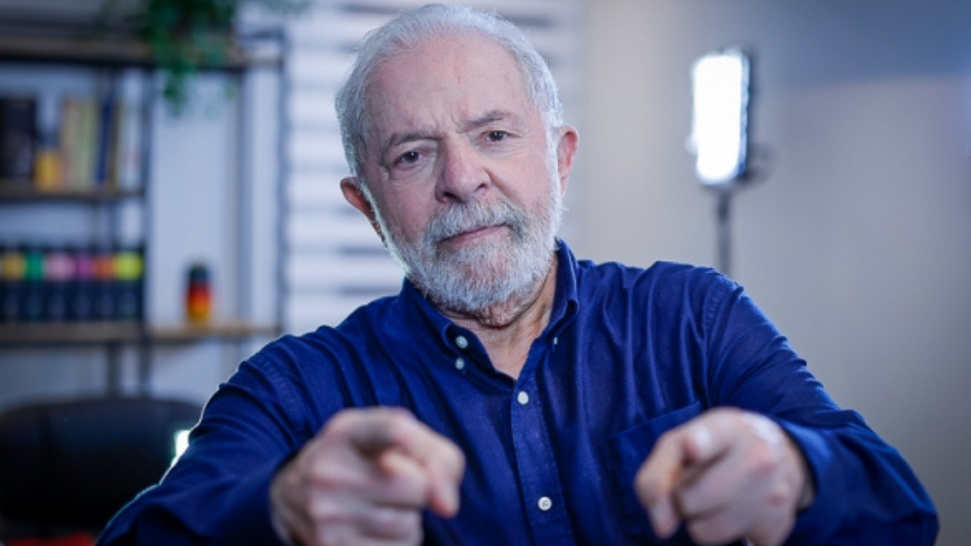 Foto de Lula com os dois pulsos firmes para a frente